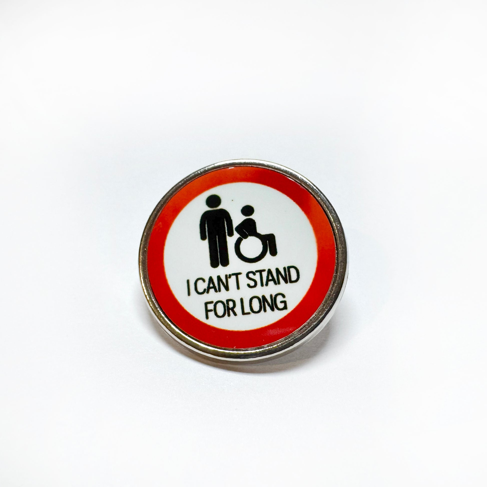 Badge with a red border, a standing person and a wheelchair which reads "i can't stand for long"